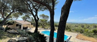 Modern villa - 5 bedrooms, in Uchaux village - private pool & amazing views