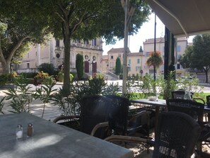 Dining - Modern villa - 5 bedrooms, in Uchaux village - private pool & amazing views (Uchaux)