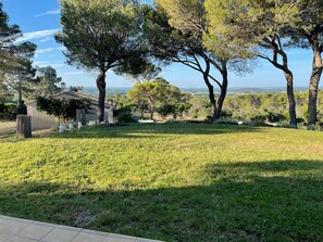 Property grounds - Modern villa - 5 bedrooms, in Uchaux village - private pool & amazing views (Uchaux)