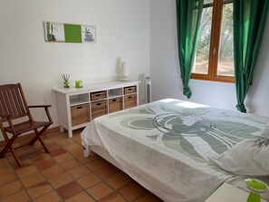 5 bedrooms, desk, iron/ironing board, free WiFi - Modern villa - 5 bedrooms, in Uchaux village - private pool & amazing views (Uchaux)