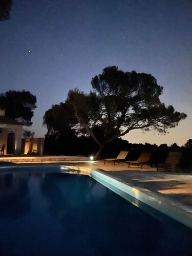 Villa moderne - 5 chambres, dans le village d'Uchaux - piscine privée et vue imprenable