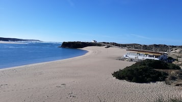 Nära stranden och solstolar