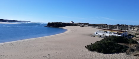 Playa en los alrededores y camastros