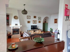 Una Smart TV, libros