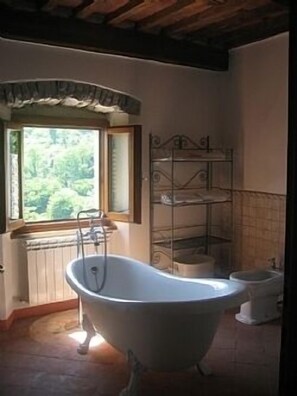 Duschwanne, Bidet, Handtücher