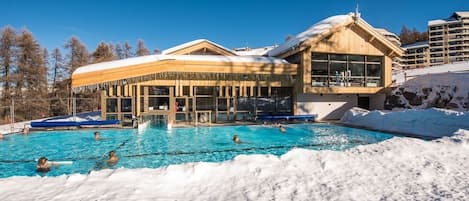 Utomhuspool och uppvärmd pool