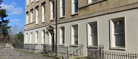 المنشأة من الخارج