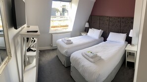 2 bedrooms, iron/ironing board, travel crib, free WiFi - Elegant apartment steps from Roman Baths & Abbey (Bath)