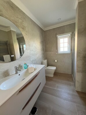 Combined shower/tub, hair dryer, bidet, towels - 4 bed, 4 bath villa with large private heated pool (amoreira)