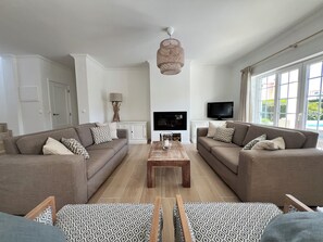 Fernseher, Kamin, DVD-Player, Tischtennisplatte