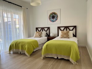 4 bedrooms, in-room safe, iron/ironing board, WiFi - 4 bed, 4 bath villa with large private heated pool (amoreira)