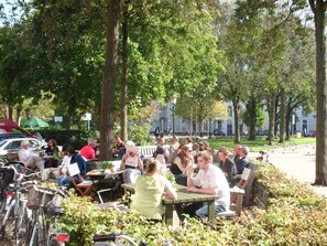 Outdoor dining - MAFF CITY HOUSE - 18th century Courtyards property with private parking (Den Haag)