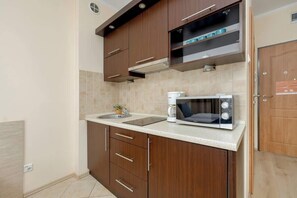 Fridge, microwave, stovetop, coffee/tea maker