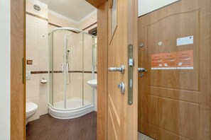 Dusche, Haartrockner, Handtücher, Shampoo