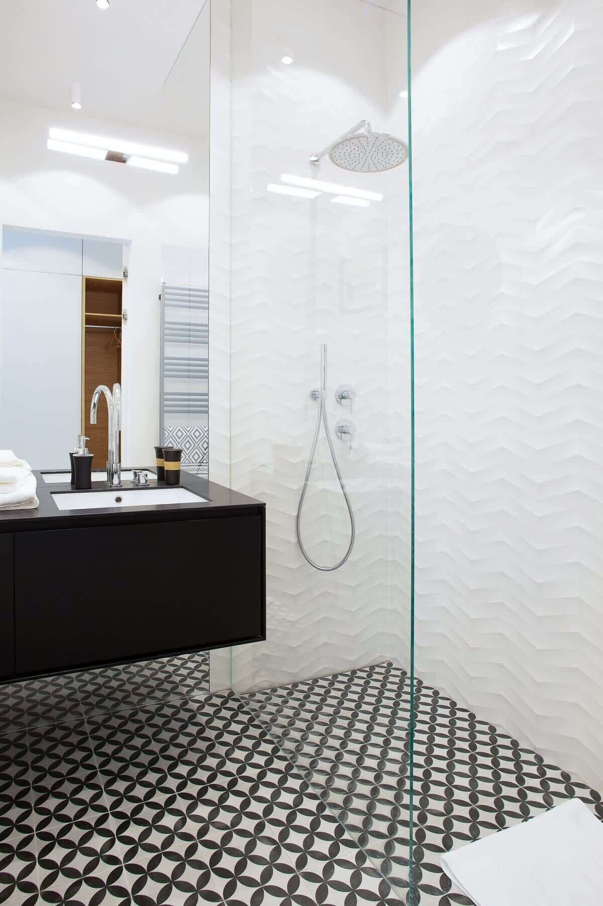 Shower, hair dryer, shampoo