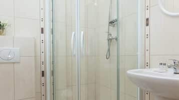 Dusche, Haartrockner, Handtücher, Shampoo
