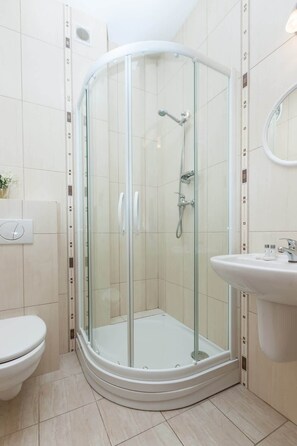 Shower, hair dryer, towels, shampoo