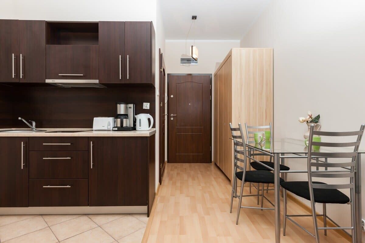 Wasserkocher mit Kaffee-/Teezubehör, Kühlschrank, Mikrowelle, Herdplatte