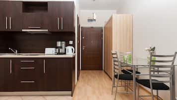 Wasserkocher mit Kaffee-/Teezubehör, Kühlschrank, Mikrowelle, Herdplatte