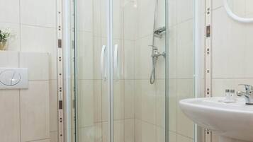 Douche, sĂšche-cheveux, serviettes fournies