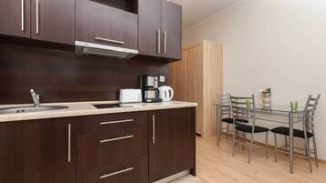 Réfrigérateur, micro-ondes, plaque de cuisson, cafetiÚre/bouilloire