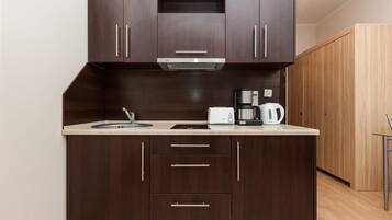 Kühlschrank, Mikrowelle, Herdplatte, Wasserkocher mit Kaffee-/Teezubehör