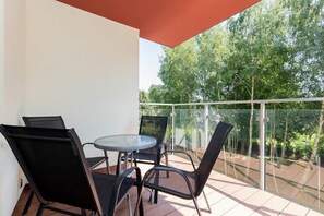 Outdoor dining - Polanki Park Kołobrzeg | Luxury Apartment with Gym and Pool (Kolobrzeg)