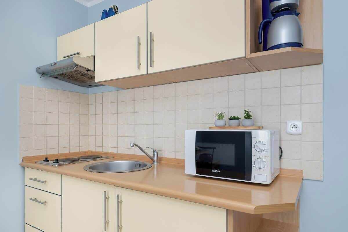 Kylskåp, mikrovågsugn, spishäll och kaffe- och tebryggare