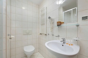 Dusche, Haartrockner, Handtücher