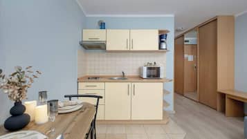 Kühlschrank, Mikrowelle, Herdplatte, Wasserkocher mit Kaffee-/Teezubehör