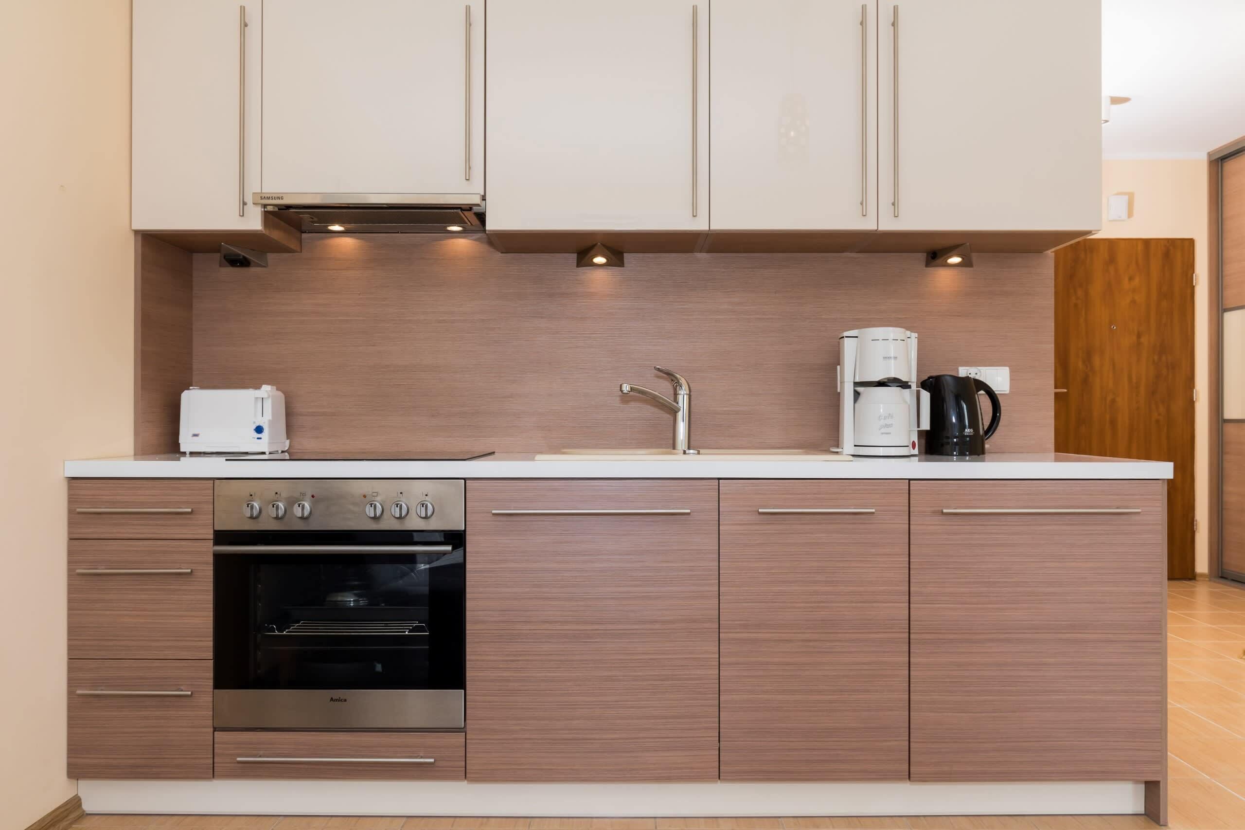 Kühlschrank, Mikrowelle, Ofen, Herdplatte