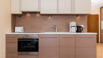 KĂŒhlschrank, Mikrowelle, Ofen, Herdplatte