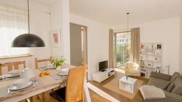Fernseher, DVD-Player, Tischtennisplatte, Stereoanlage