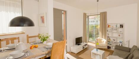 TV, DVD player, mesa de pingue-pongue, aparelho de som