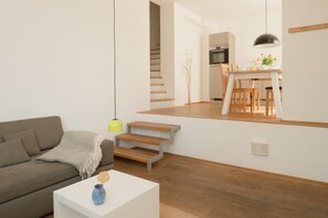 Fernseher, DVD-Player, Tischtennisplatte, Stereoanlage