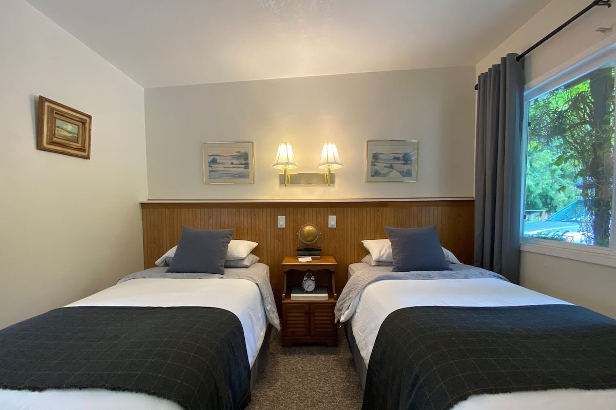 Standard Room, 2 Twin Beds, Non Smoking, Refrigerator & Microwave | Individually decorated, laptop workspace, free WiFi, bed sheets
