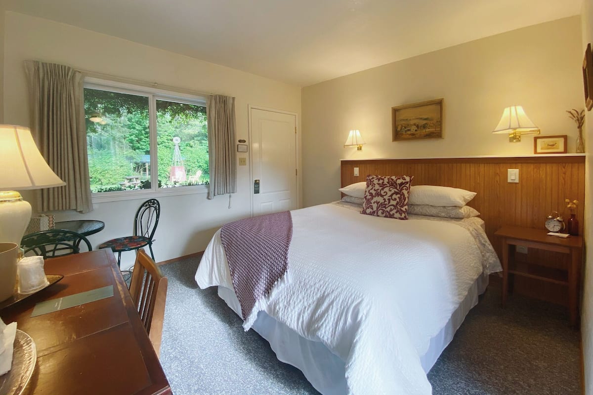 Standard Room, 1 Queen Bed, Non Smoking, Refrigerator & Microwave | Individually decorated, laptop workspace, free WiFi, bed sheets