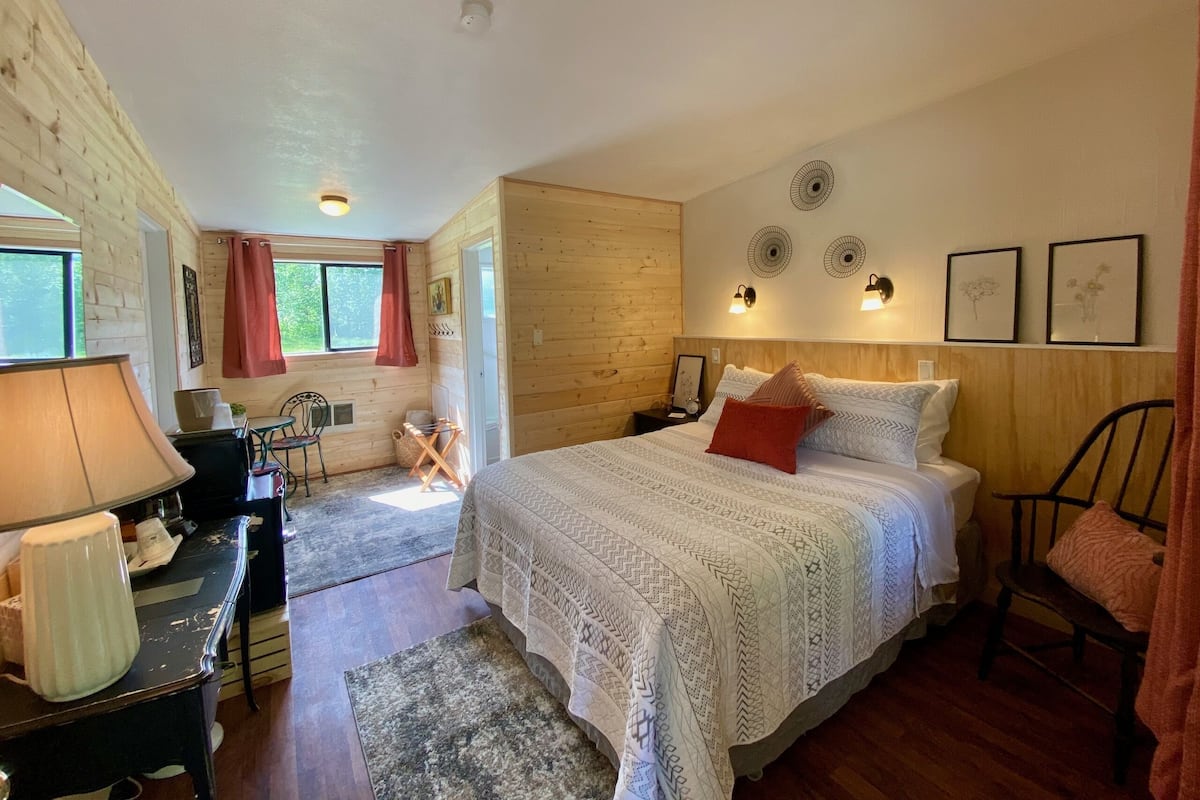 Comfort Room, 1 Queen Bed, Non Smoking, Refrigerator & Microwave | Individually decorated, laptop workspace, free WiFi, bed sheets