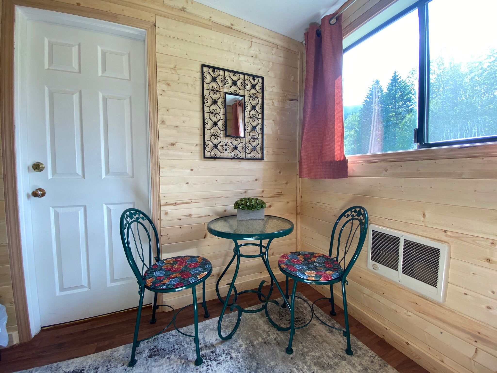 Quarto conforto, 1 cama Queen, para não fumantes, geladeira e micro-ondas | Sala de jantar