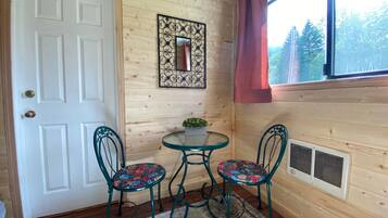 Quarto conforto, 1 cama Queen, para não fumantes, geladeira e micro-ondas | Sala de jantar