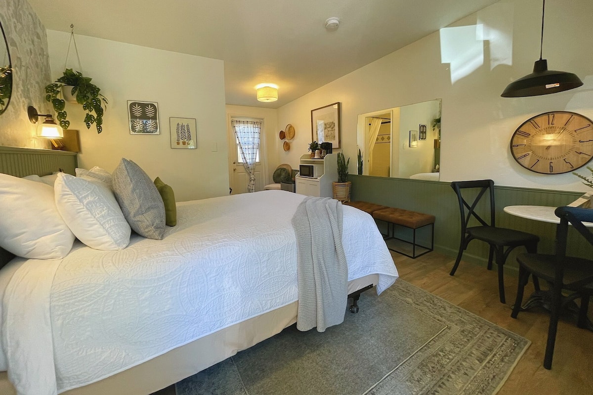 Premium Room, 1 Queen Bed, Non Smoking, Patio | Individually decorated, laptop workspace, free WiFi, bed sheets