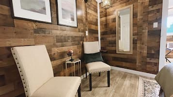Suite Premium, 2 camas de matrimonio, no fumadores, cocina básica | Decoración individual y espacio para trabajar con un portátil