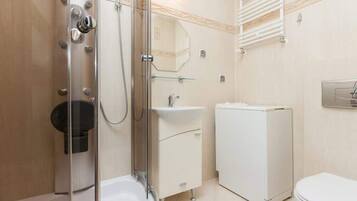 Douche, sĂšche-cheveux, serviettes fournies