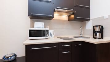 Réfrigérateur, micro-ondes, plaque de cuisson, cafetiÚre/bouilloire