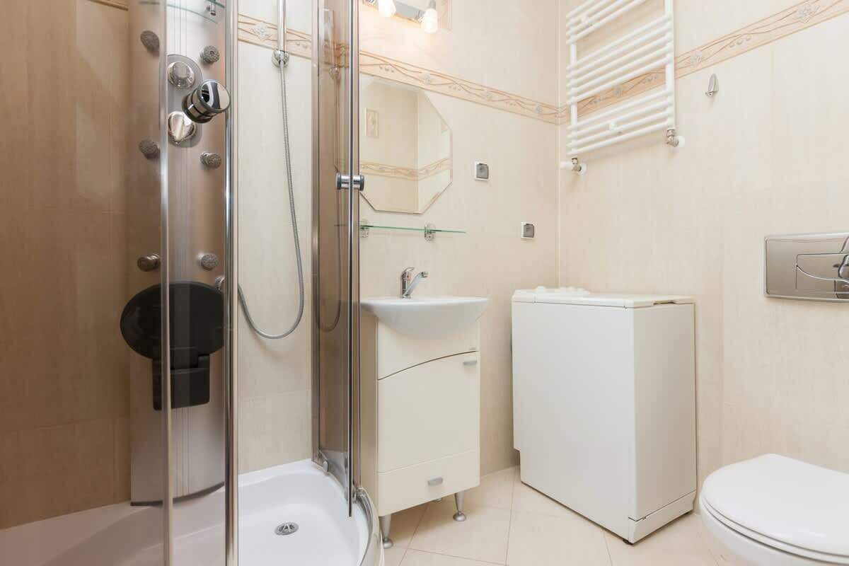 Dusche, Haartrockner, Handtücher, Shampoo