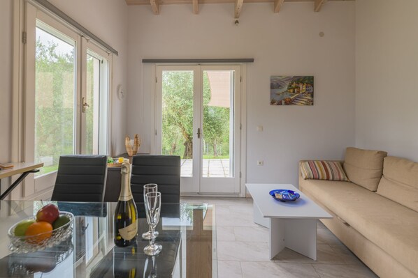 TV, fireplace, DVD player, table tennis - Oasis of peace in 11,000 sqm olive grove Private pool 3 km from the sea, away from tourism (Giannades / Korfu)