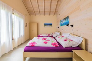 6 bedrooms, iron/ironing board, travel cot, free WiFi