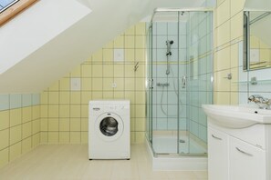 Regadera, secadora de cabello, toallas, shampoo 