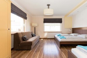 5 habitaciones, tabla de planchar con plancha, wifi y ropa de cama 