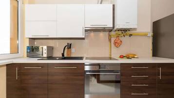 Frigorifero, microonde, forno, piano cottura